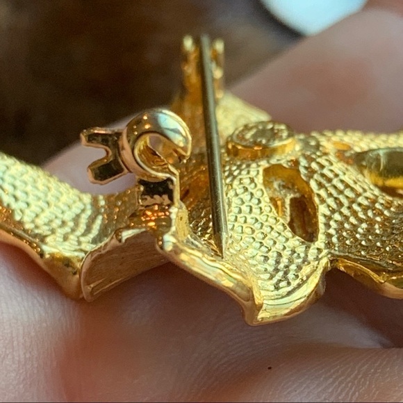 New View || Gold Toned Floral Pin Brooch - Picture 13 of 16